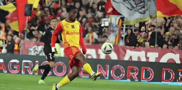 他来了！鲁能球迷期盼已久的法甲新杀器现身训练场，踢三镇首秀