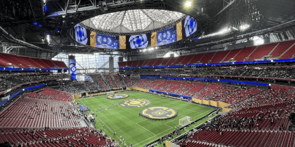 里程碑之战！切尔西2-0迎开门红，恩佐盛赞德拉普，上座率扎心